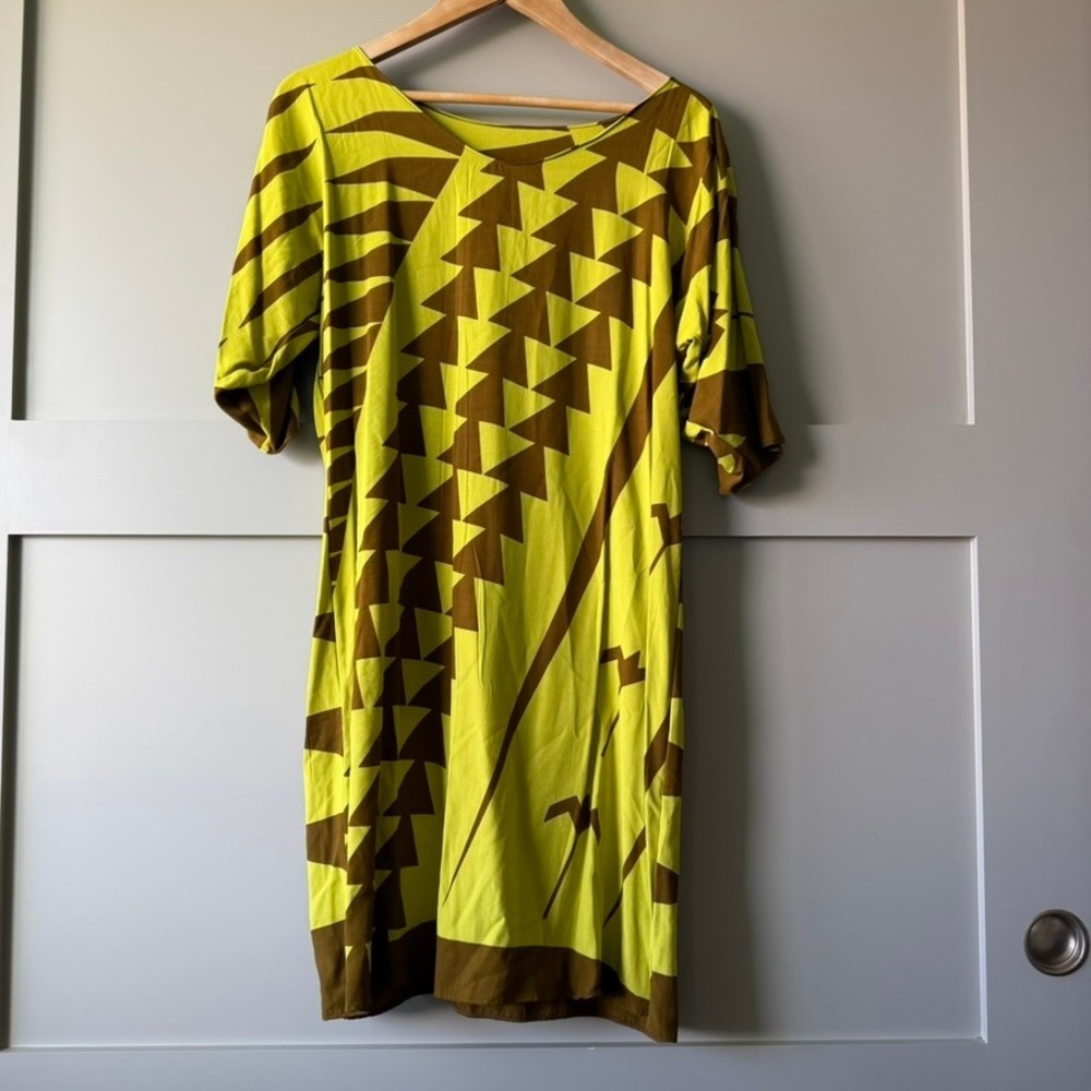 Hawaiian Tribal Shift Dress Womens Medium Yellow Green Brown Short Sleeve Aloha